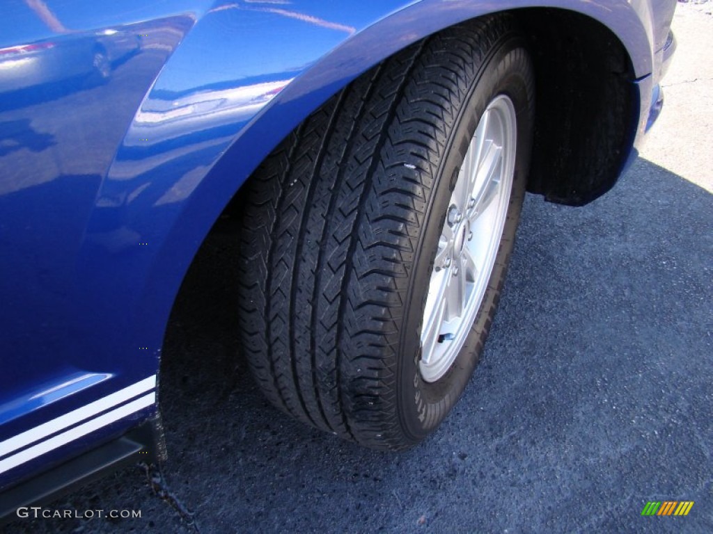 2005 Mustang V6 Deluxe Convertible - Sonic Blue Metallic / Light Graphite photo #18