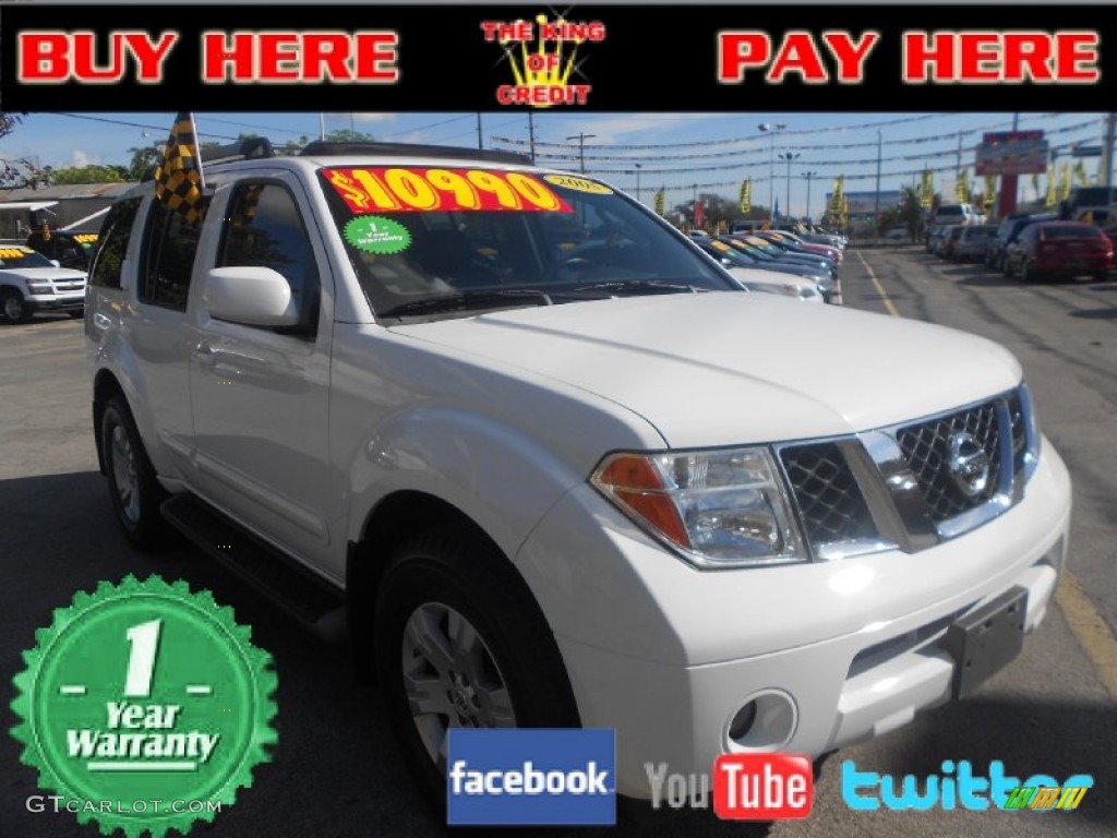 Avalanche White Nissan Pathfinder