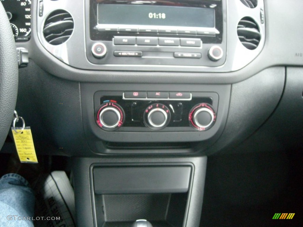 2012 Tiguan S 4Motion - Deep Black Metallic / Black photo #25