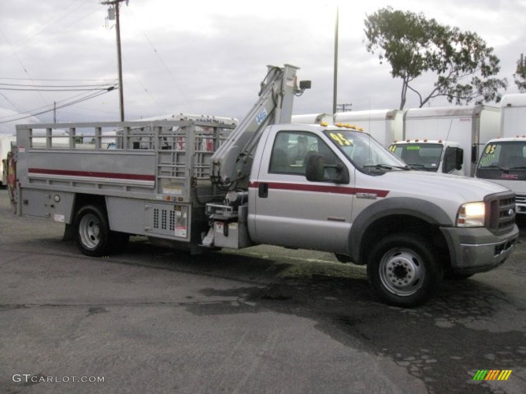 2005 F550 Super Duty XL Regular Cab Utility Truck - Oxford White / Medium Flint photo #1