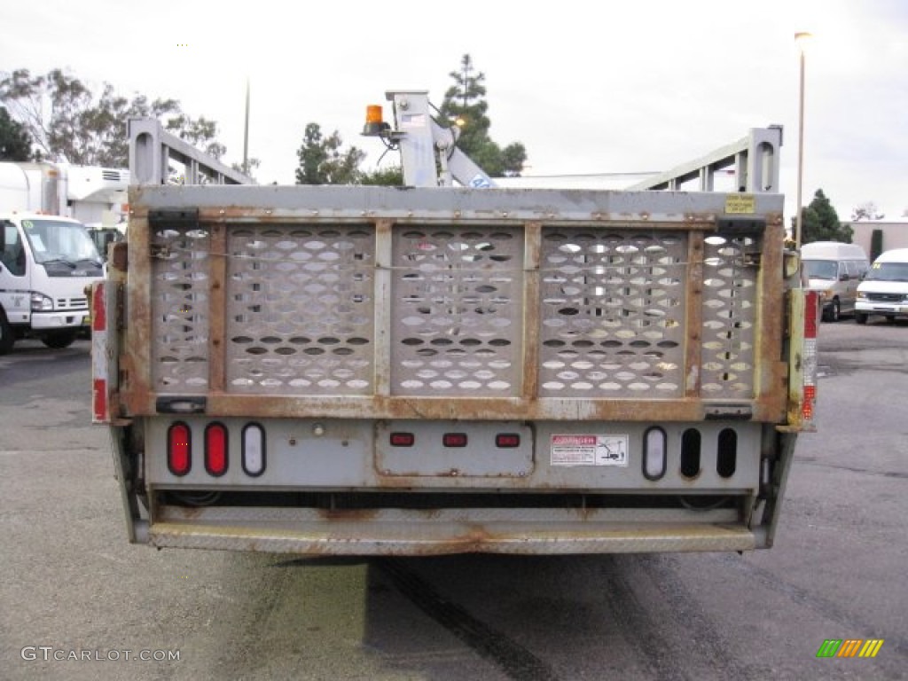 2005 F550 Super Duty XL Regular Cab Utility Truck - Oxford White / Medium Flint photo #5