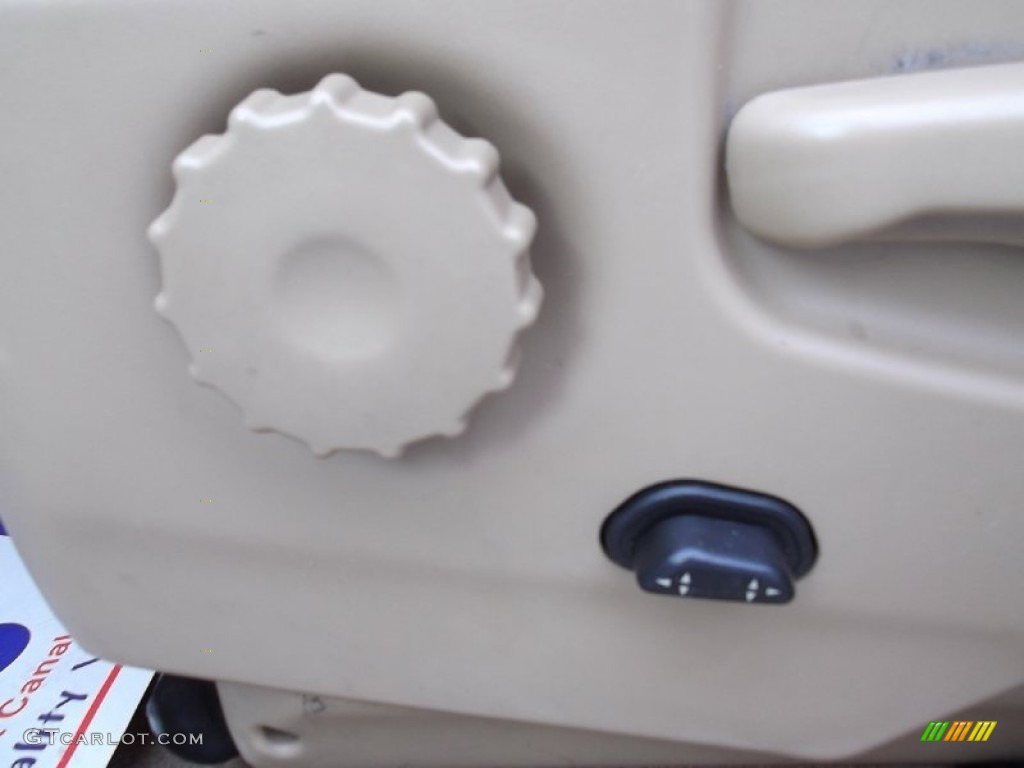 2002 Rendezvous CXL AWD - Bright White / Medium Oak photo #29