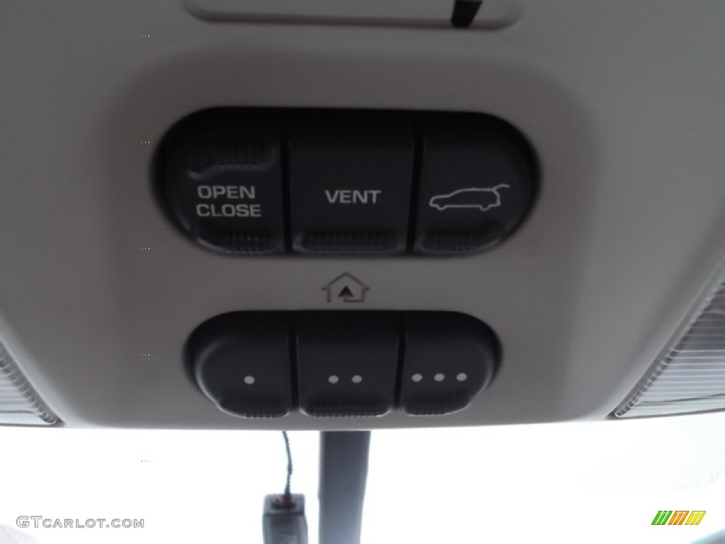 2004 Chrysler Pacifica AWD Controls Photo #74929268
