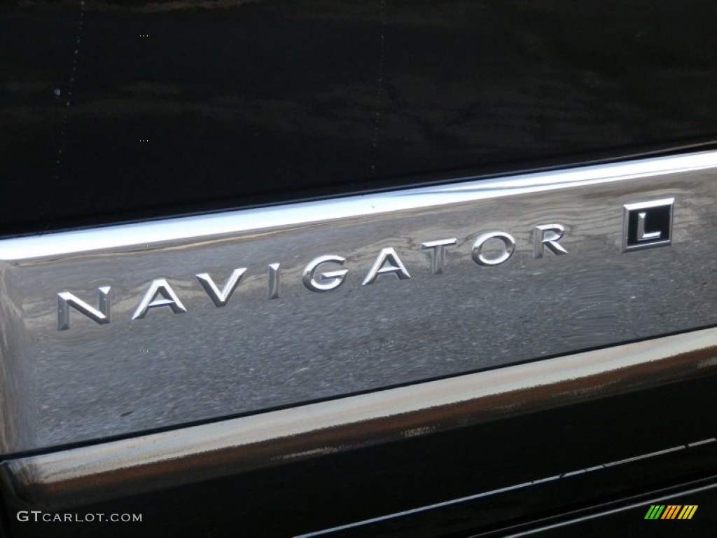 2011 Navigator L 4x4 - Black / Charcoal Black photo #17