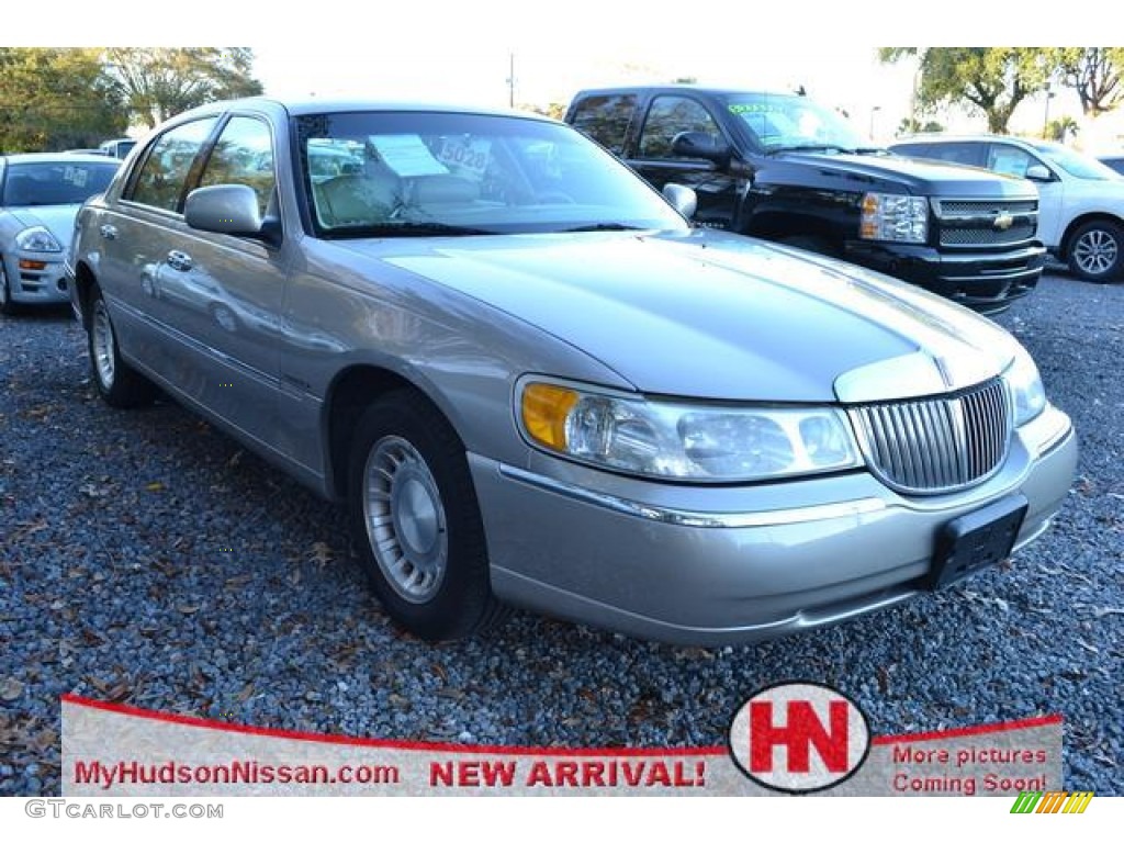 2000 Town Car Executive - Light Parchment Gold Metallic / Light Parchment photo #1