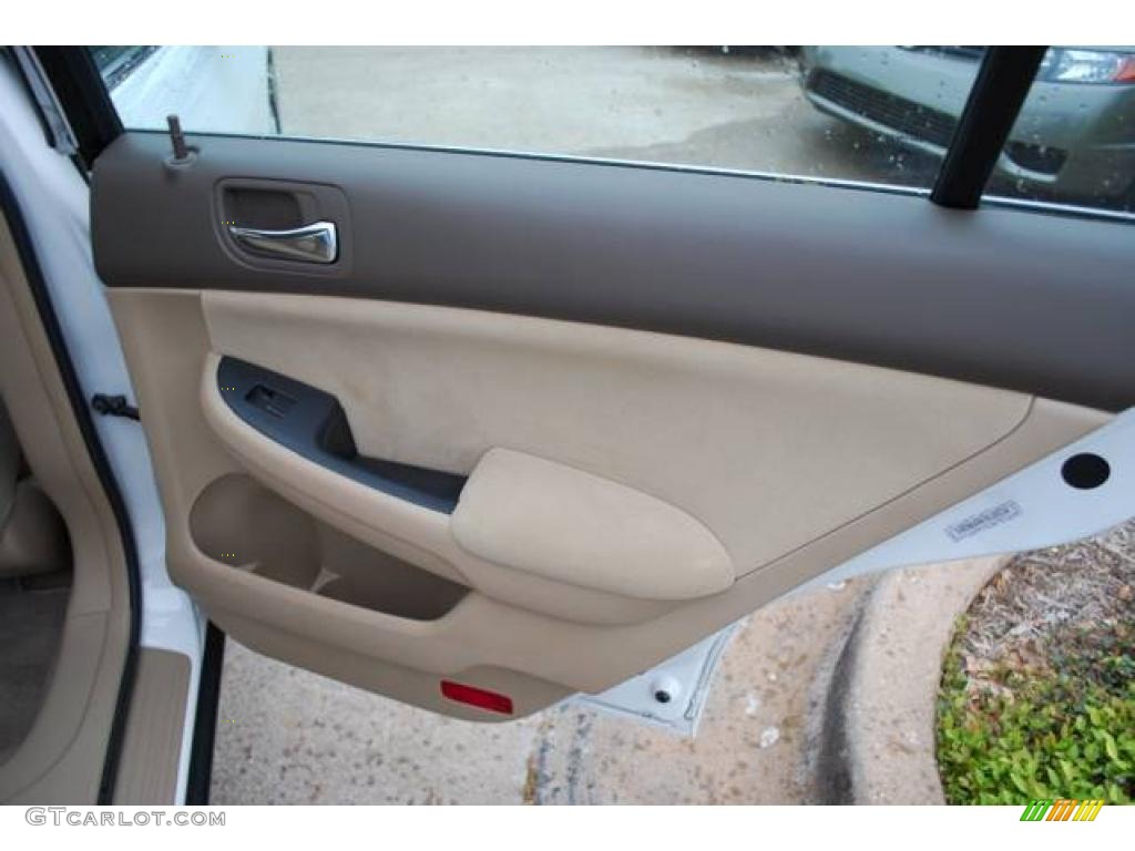 2007 Accord SE V6 Sedan - Taffeta White / Ivory photo #28