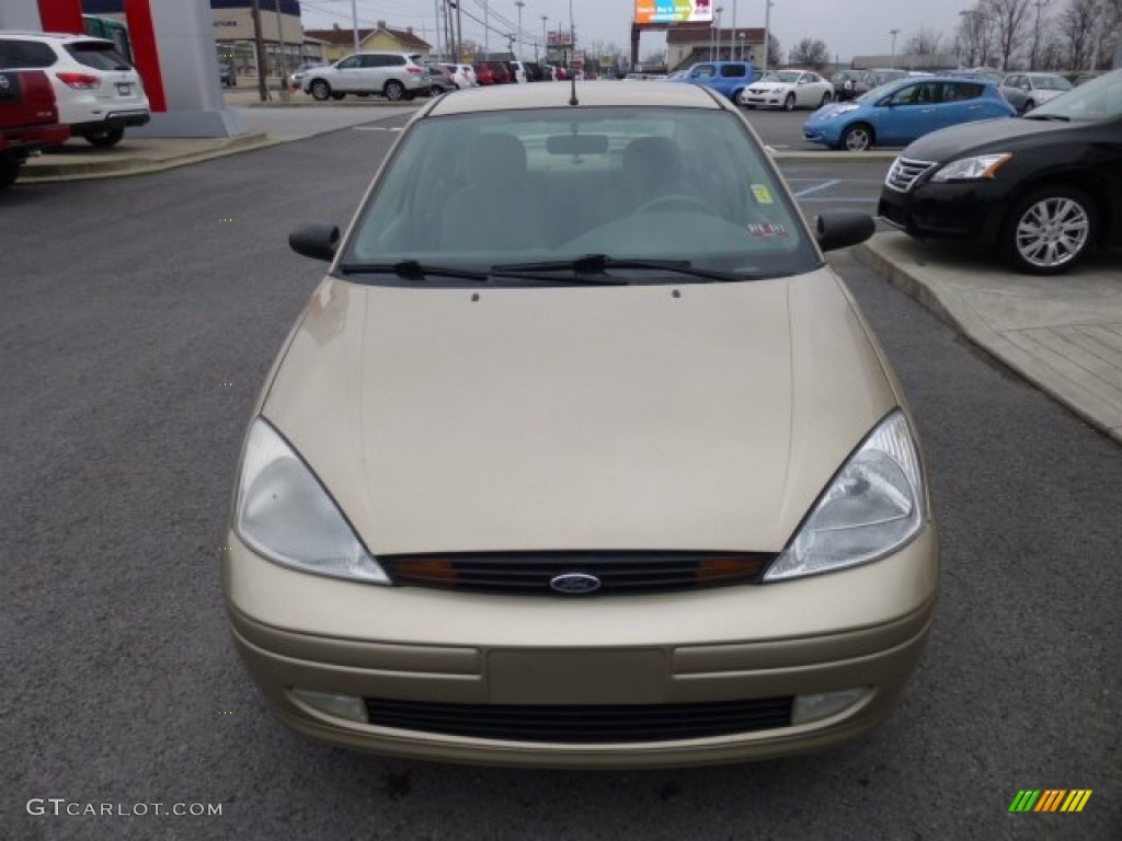2001 Focus SE Sedan - Jackpot Gold Metallic / Medium Pebble photo #2