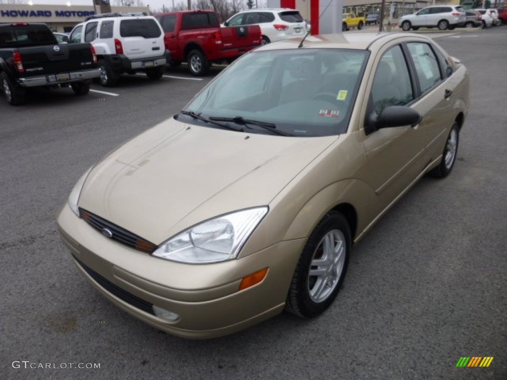 2001 Focus SE Sedan - Jackpot Gold Metallic / Medium Pebble photo #3