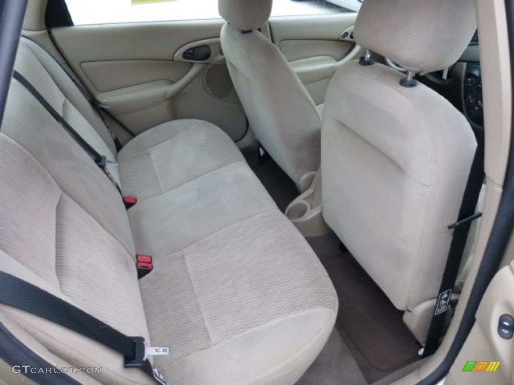 2001 Focus SE Sedan - Jackpot Gold Metallic / Medium Pebble photo #5