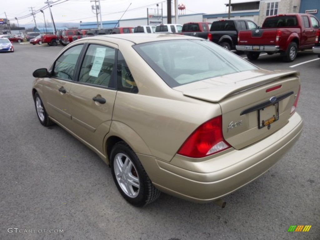 2001 Focus SE Sedan - Jackpot Gold Metallic / Medium Pebble photo #9
