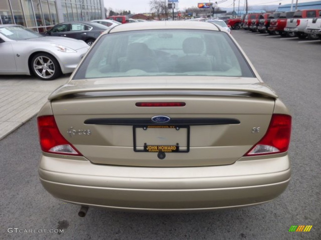 2001 Focus SE Sedan - Jackpot Gold Metallic / Medium Pebble photo #10
