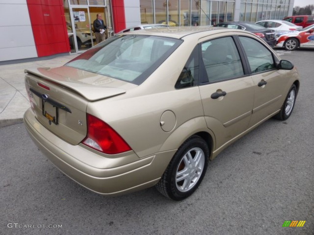 2001 Focus SE Sedan - Jackpot Gold Metallic / Medium Pebble photo #11