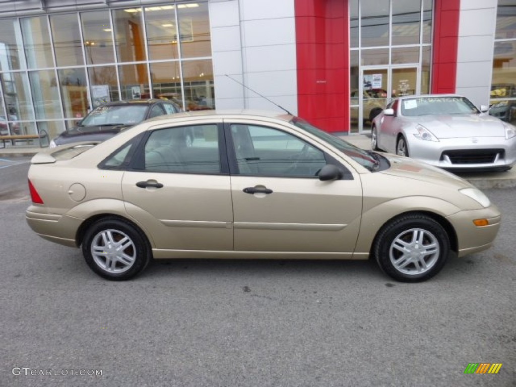 2001 Focus SE Sedan - Jackpot Gold Metallic / Medium Pebble photo #12