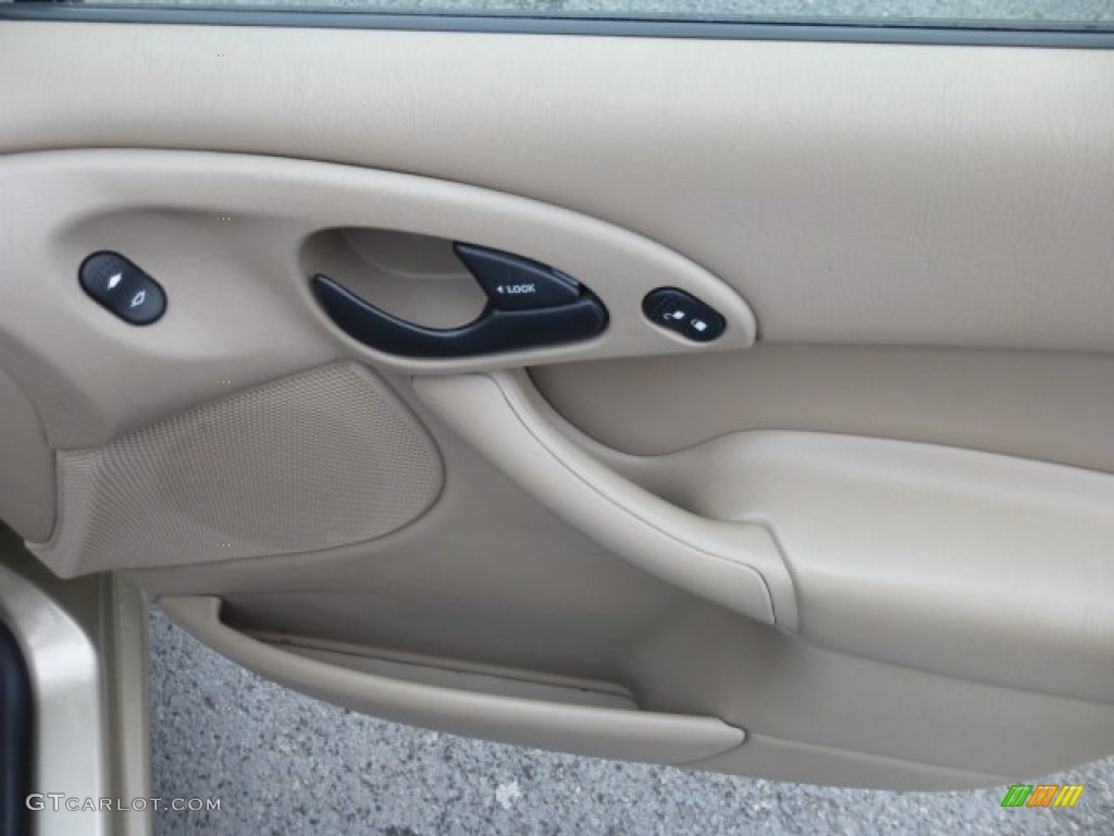 2001 Focus SE Sedan - Jackpot Gold Metallic / Medium Pebble photo #14