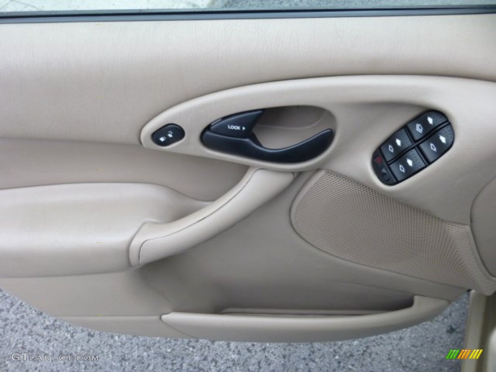2001 Focus SE Sedan - Jackpot Gold Metallic / Medium Pebble photo #17