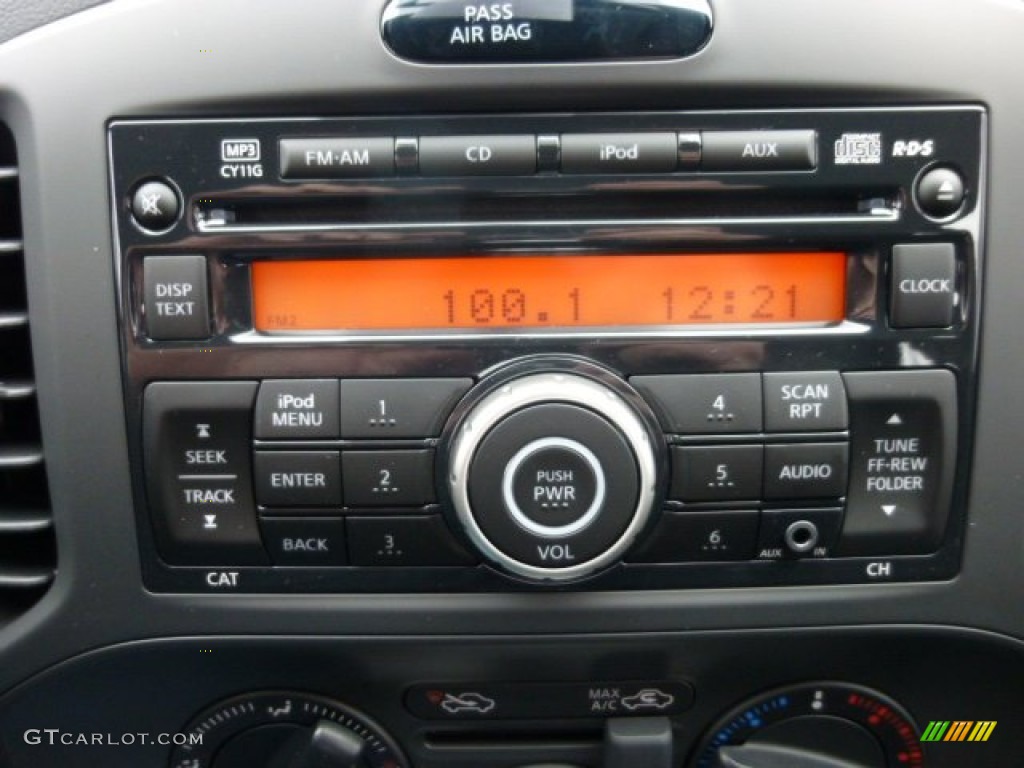 2013 Nissan Juke S AWD Controls Photos