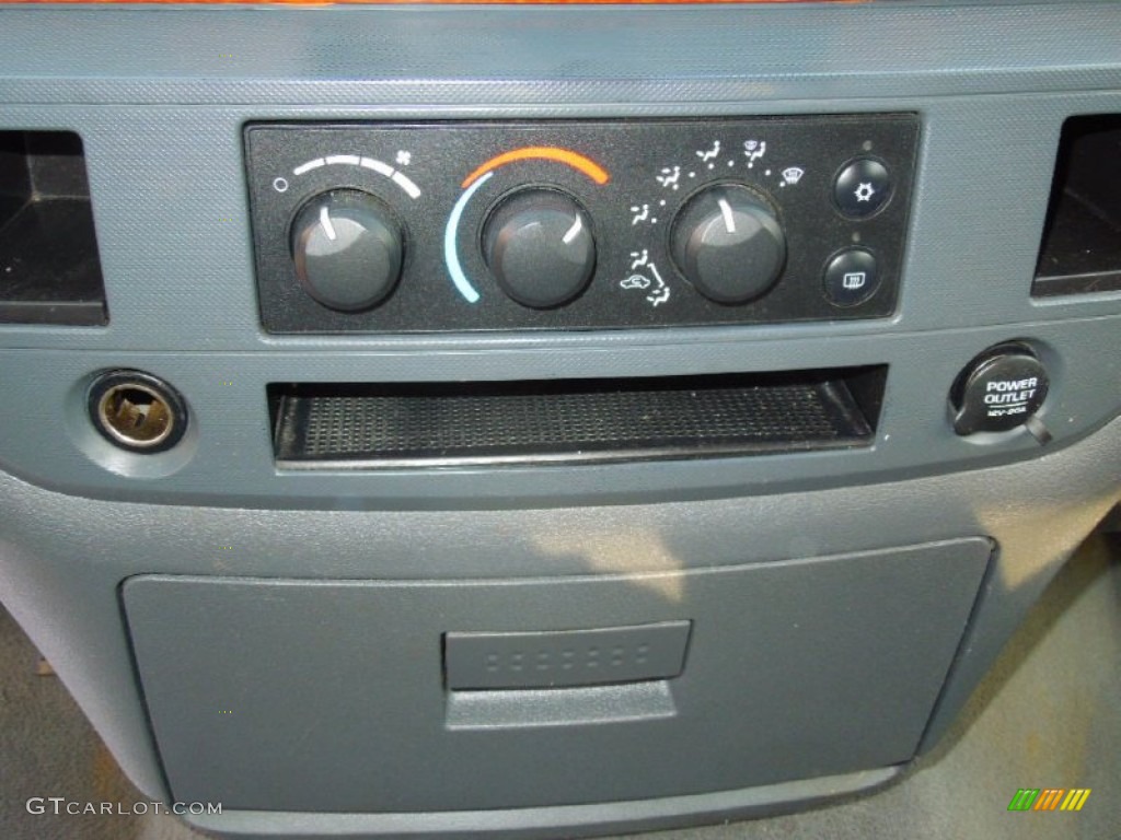 2006 Dodge Ram 1500 SLT Quad Cab Controls Photo #75053744