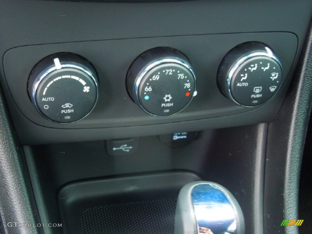 2013 Dodge Avenger SXT V6 Controls Photos