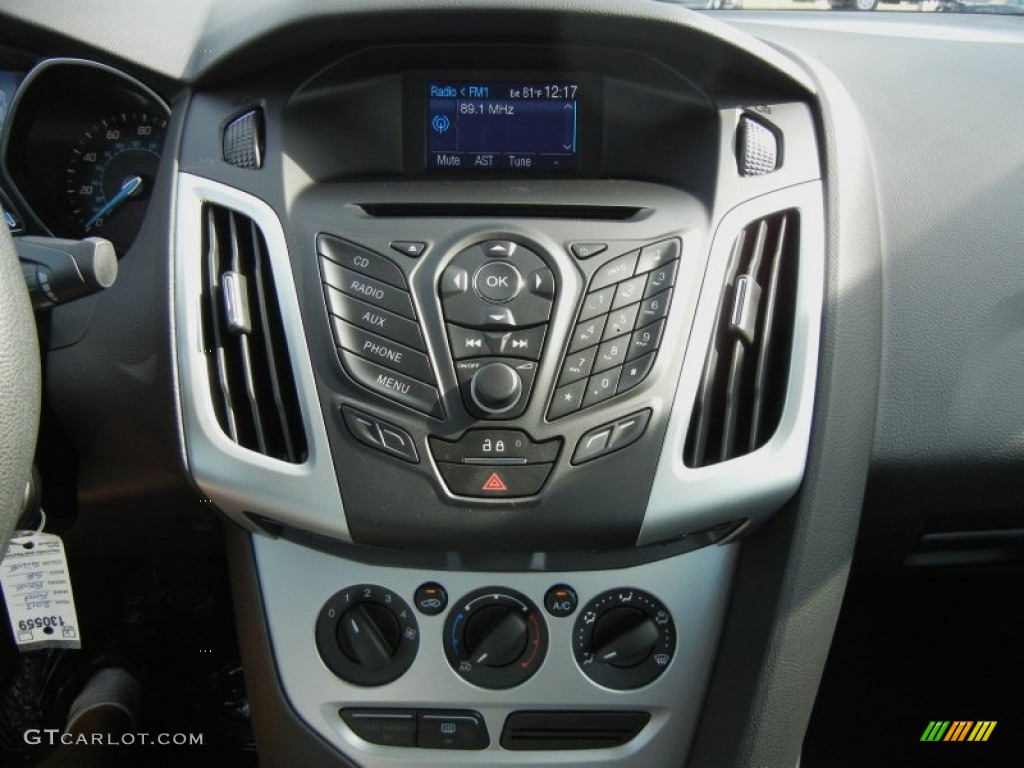 2013 Focus SE Sedan - Ingot Silver / Charcoal Black photo #9