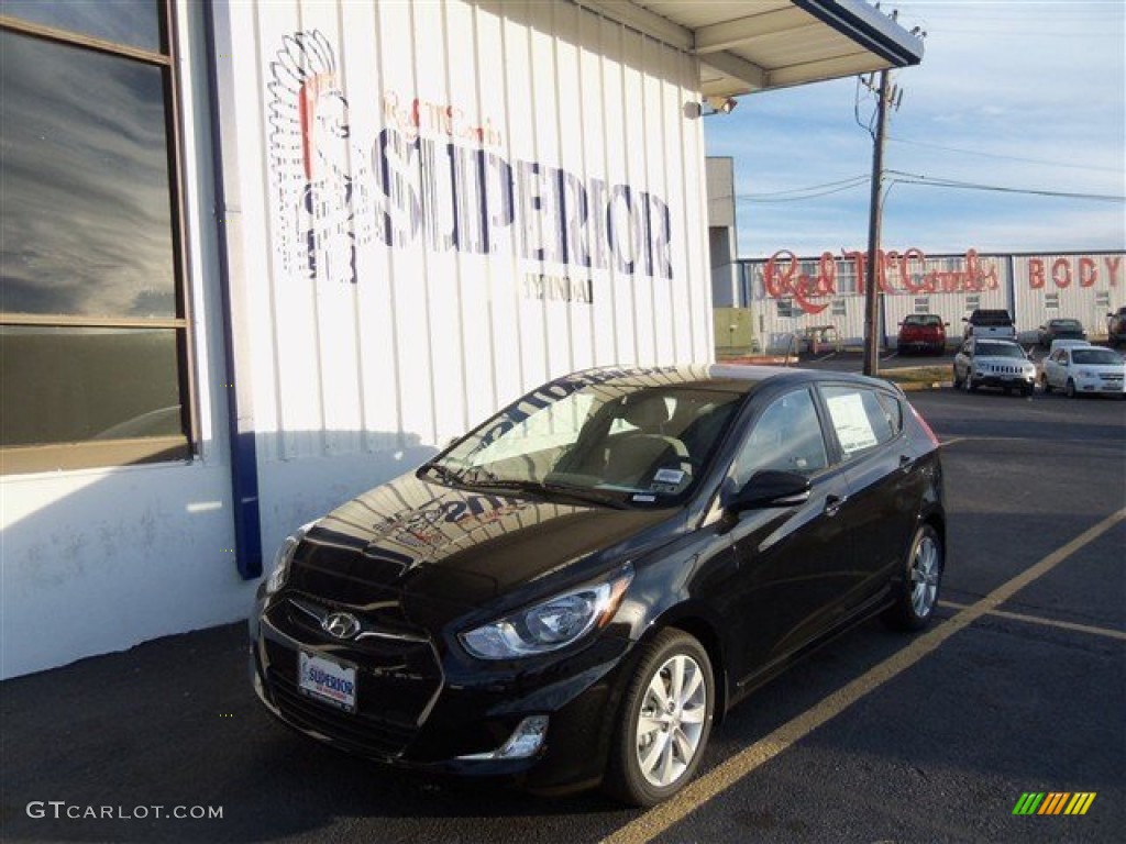 2013 Accent SE 5 Door - Ultra Black / Gray photo #1