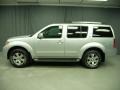 2010 Silver Lightning Metallic Nissan Pathfinder SE 4x4  photo #2