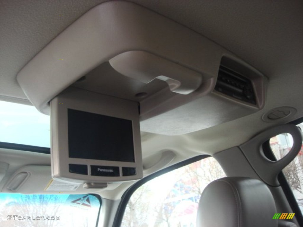 2005 Suburban 1500 LT 4x4 - Silver Birch Metallic / Tan/Neutral photo #13