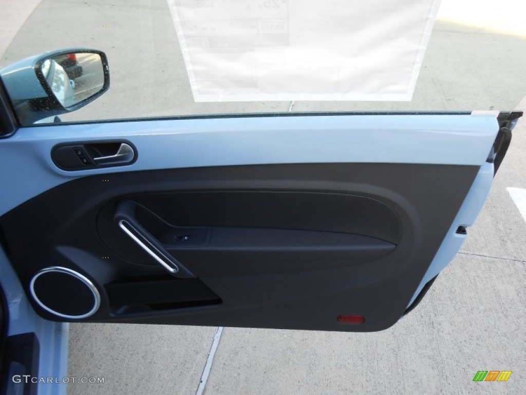 2013 Volkswagen Beetle 2.5L Titan Black Door Panel Photo #75104448
