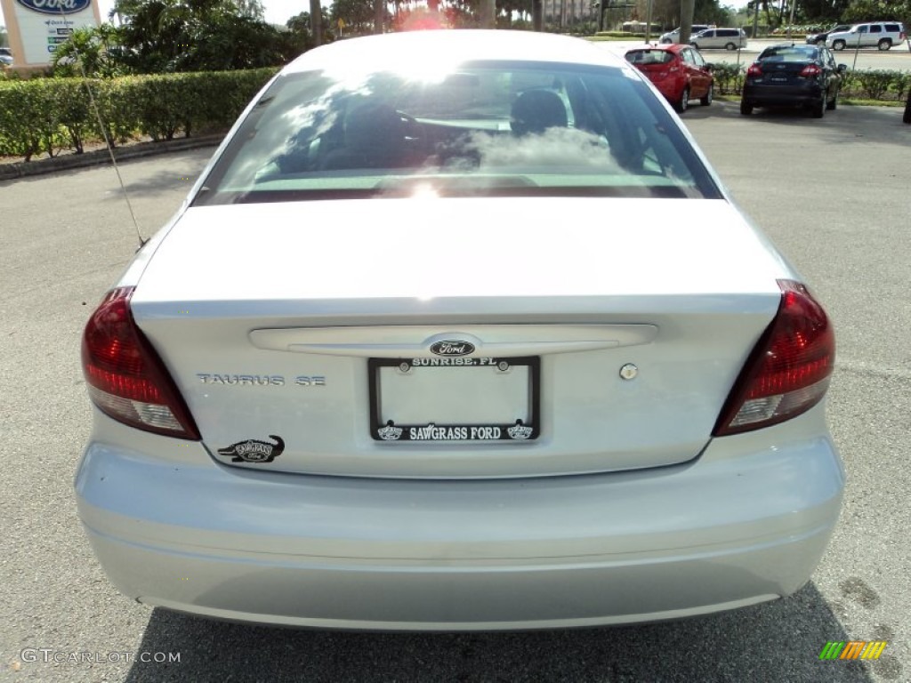 2004 Taurus SE Sedan - Silver Frost Metallic / Medium Graphite photo #7