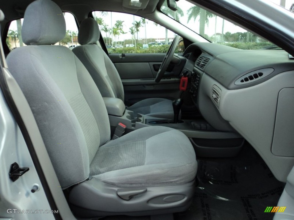 2004 Taurus SE Sedan - Silver Frost Metallic / Medium Graphite photo #20