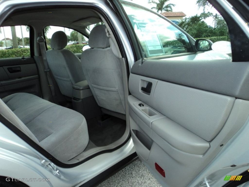 2004 Taurus SE Sedan - Silver Frost Metallic / Medium Graphite photo #21