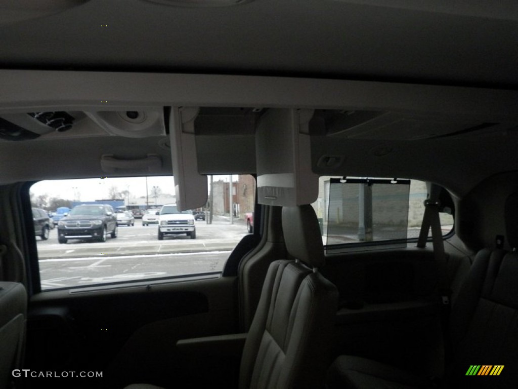 2013 Town & Country Touring - L - Crystal Blue Pearl / Dark Frost Beige/Medium Frost Beige photo #15