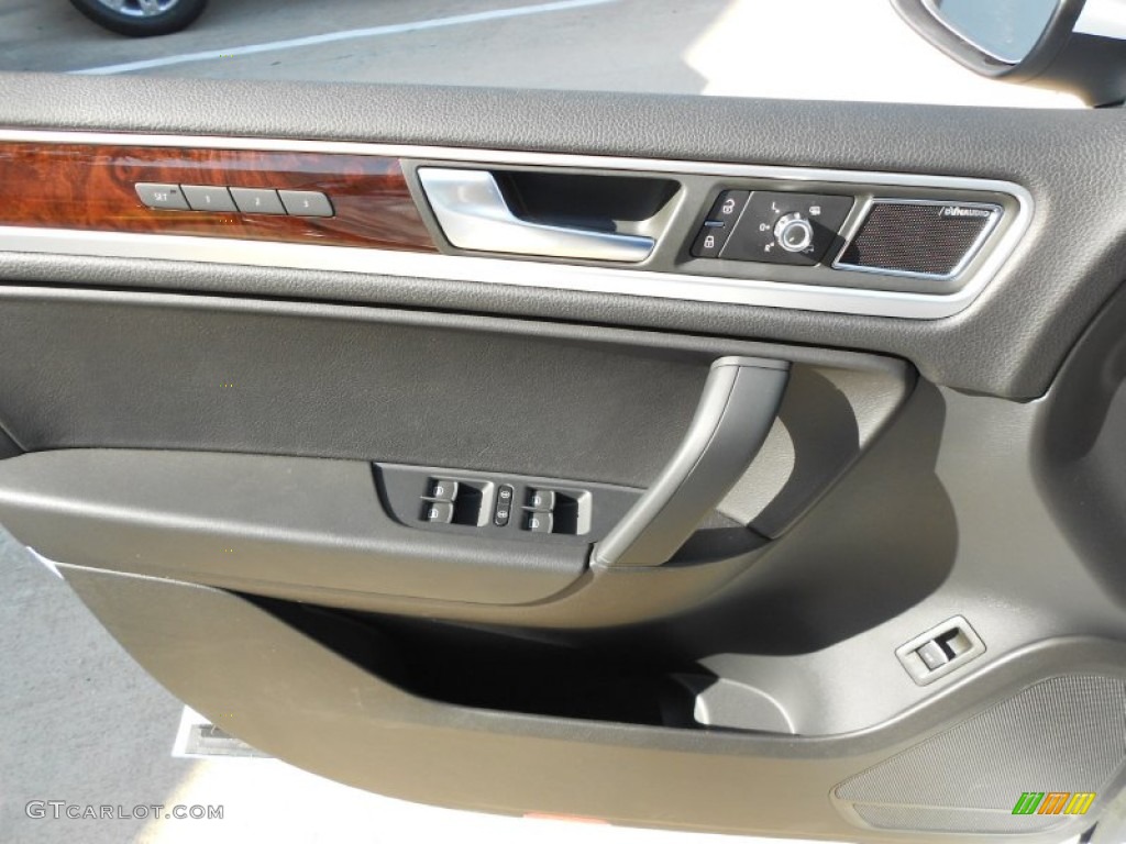 2012 Volkswagen Touareg VR6 FSI Executive 4XMotion Black Anthracite Door Panel Photo #75156001