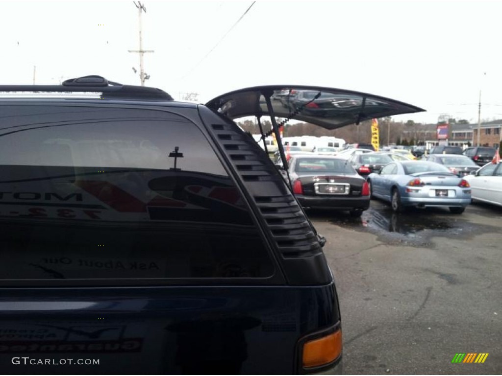 2004 Yukon XL 1500 SLT 4x4 - Deep Blue Metallic / Neutral/Shale photo #17