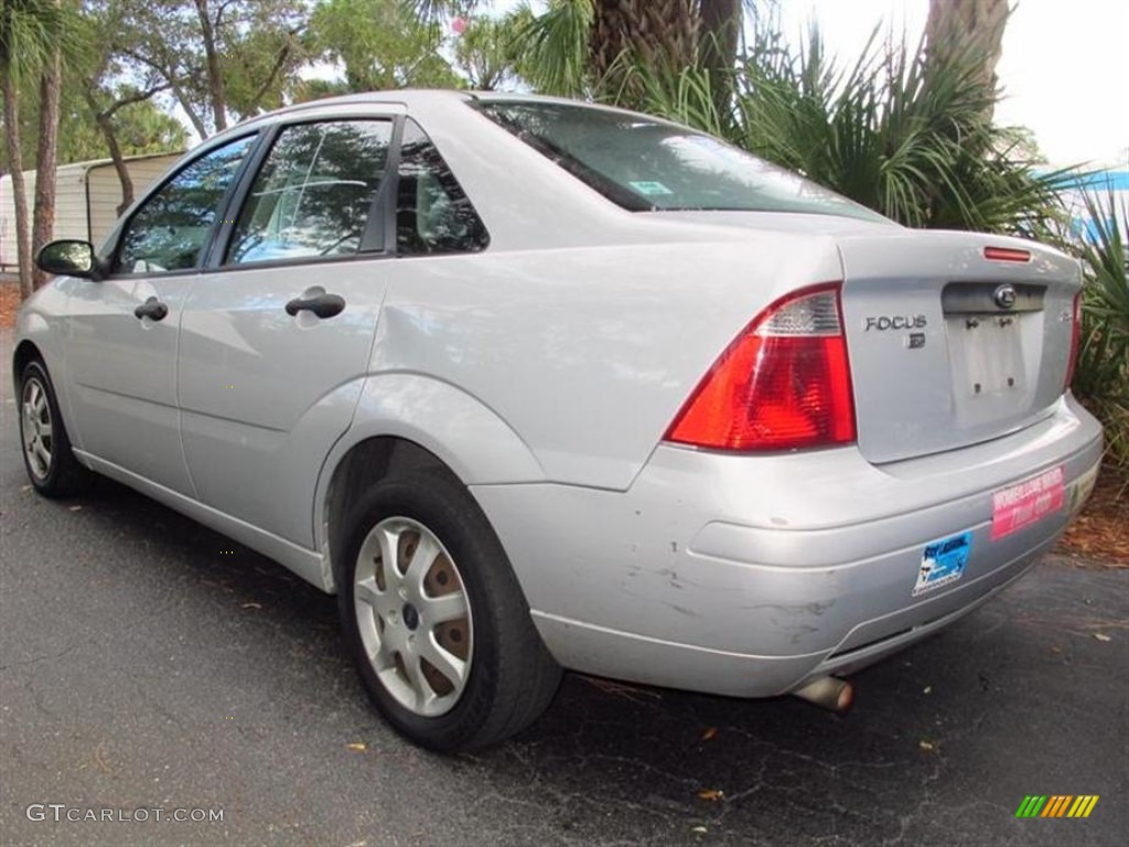 2005 Focus ZX4 SE Sedan - CD Silver Metallic / Dark Flint/Light Flint photo #2