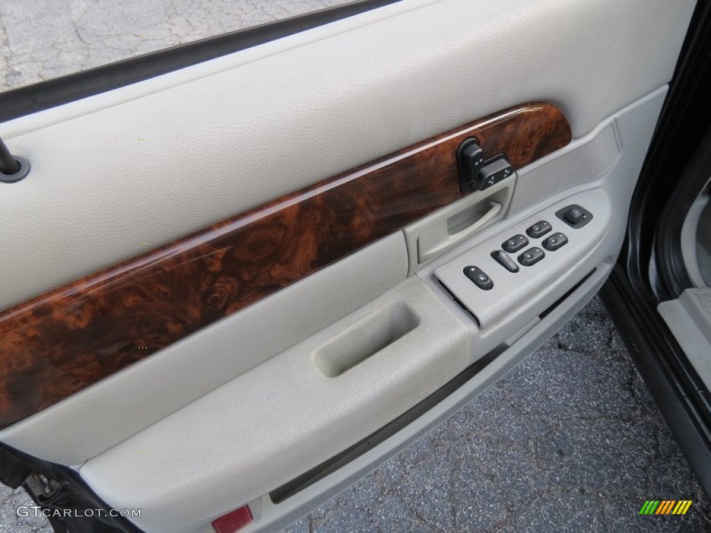 2004 Grand Marquis GS - Black Clearcoat / Medium Parchment photo #7