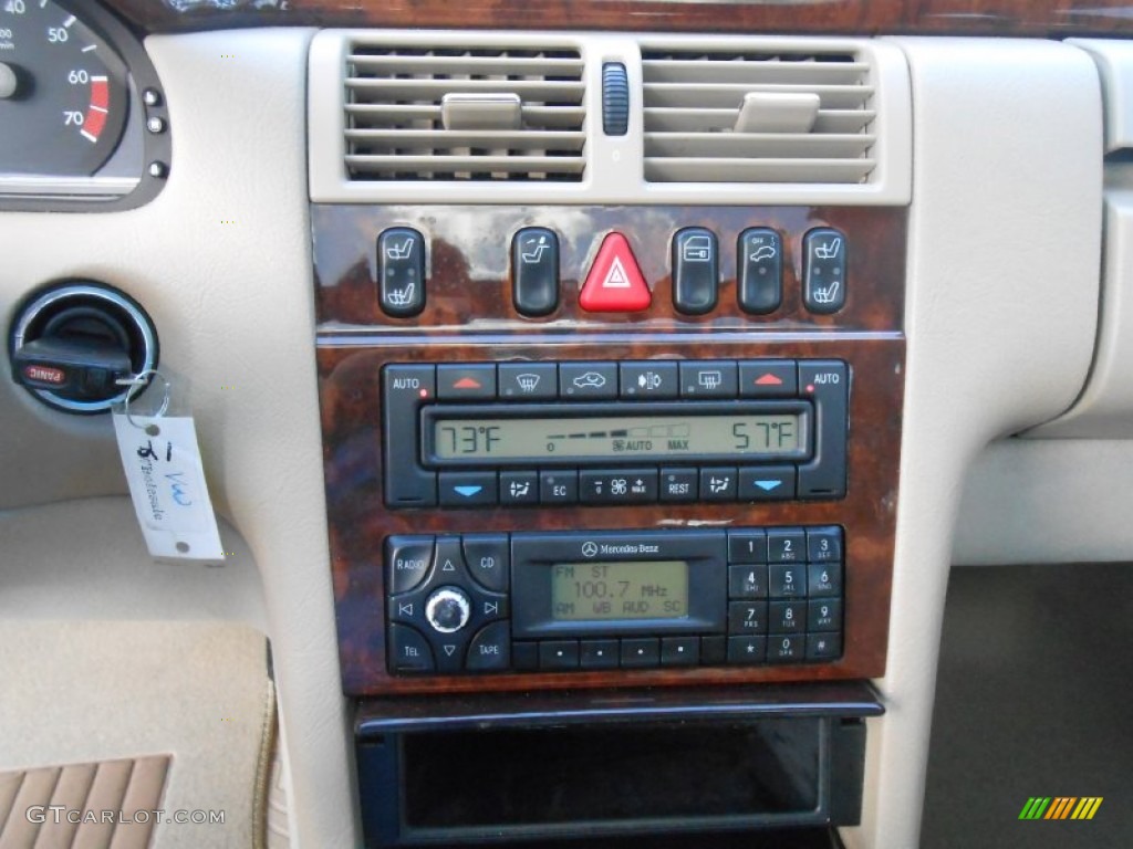 1999 Mercedes-Benz E 320 Sedan Controls Photo #75200079