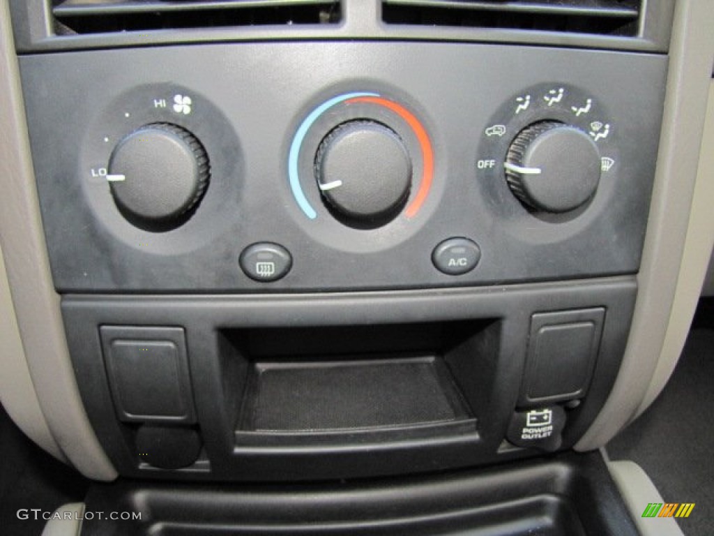 2004 Jeep Grand Cherokee Laredo Controls Photo #75206130