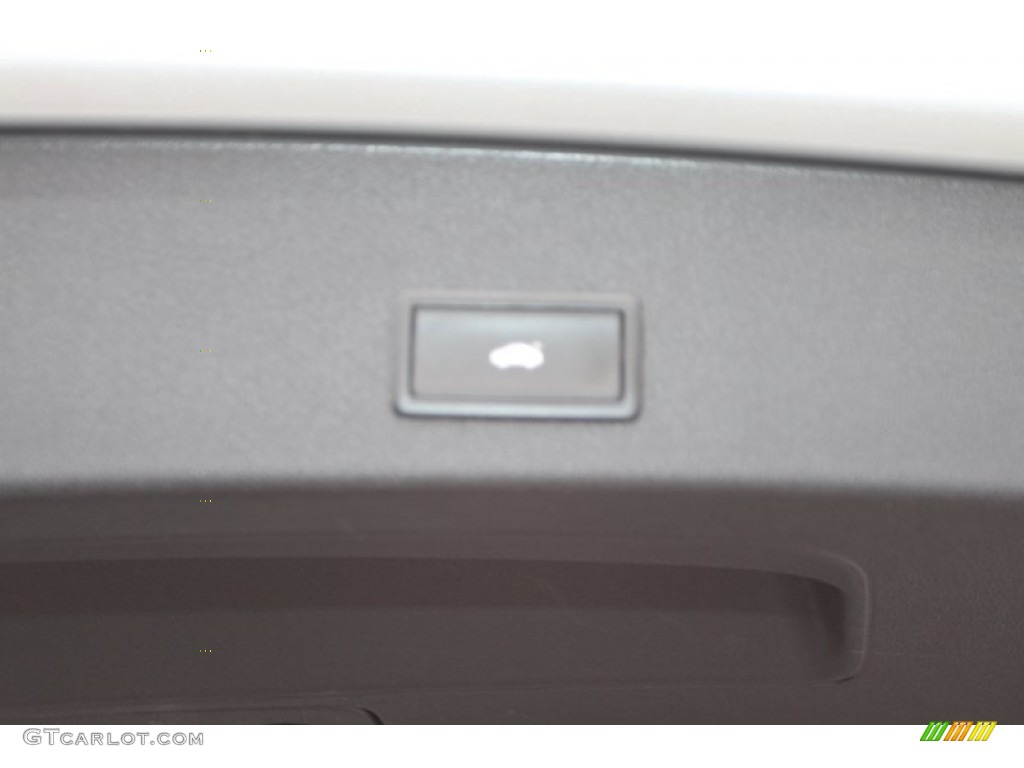 2011 Q5 2.0T quattro - Ice Silver Metallic / Black photo #31