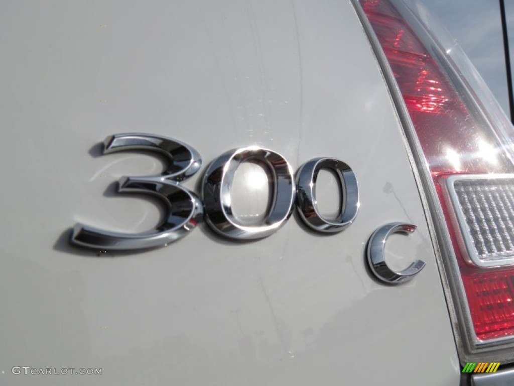 2013 Chrysler 300 C Luxury Series Marks and Logos Photos