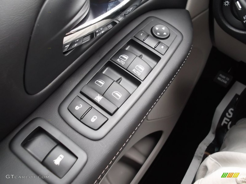 2013 Chrysler Town & Country Touring Controls Photo #75235173