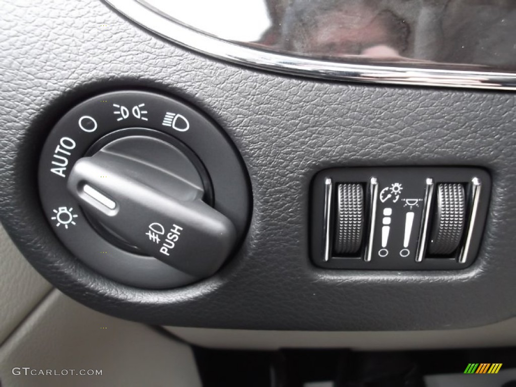 2013 Chrysler Town & Country Touring Controls Photo #75235194