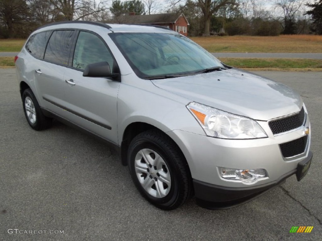 2010 Traverse LS - Silver Ice Metallic / Dark Gray/Light Gray photo #2