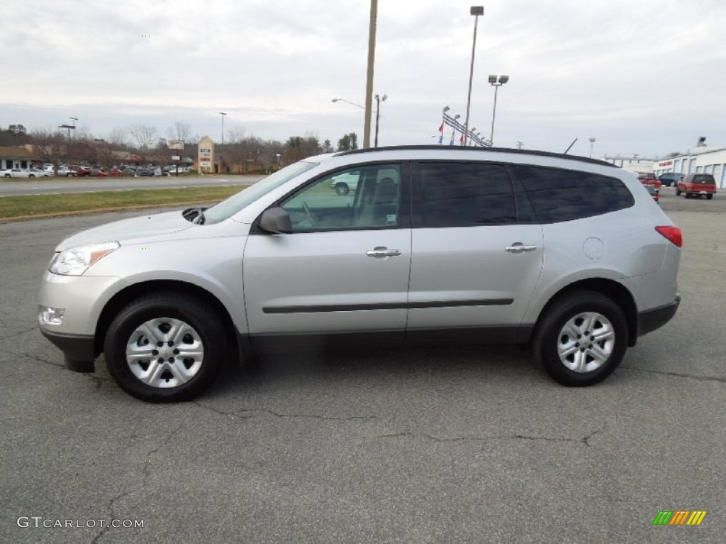 2010 Traverse LS - Silver Ice Metallic / Dark Gray/Light Gray photo #3