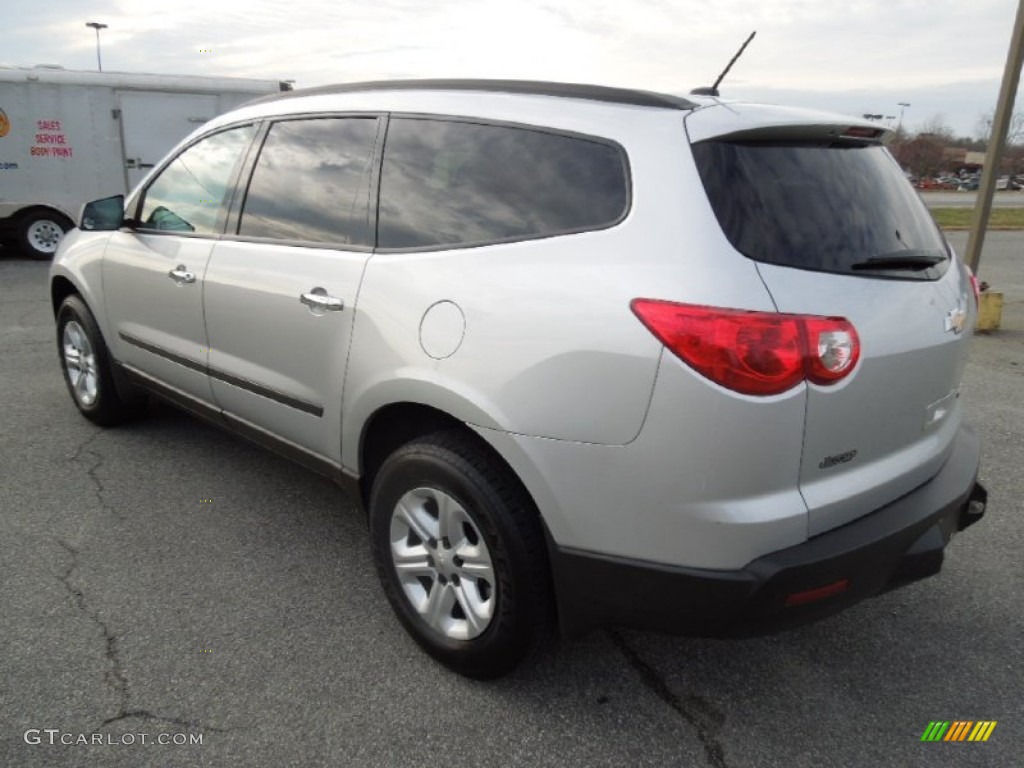 2010 Traverse LS - Silver Ice Metallic / Dark Gray/Light Gray photo #4