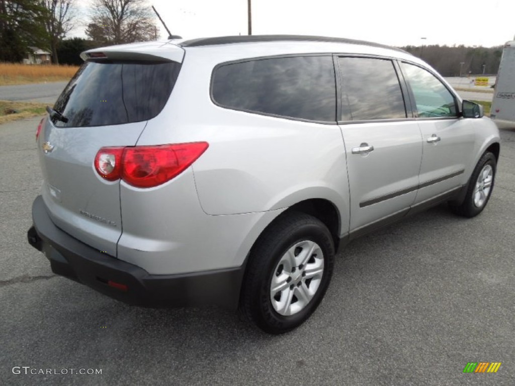 2010 Traverse LS - Silver Ice Metallic / Dark Gray/Light Gray photo #5