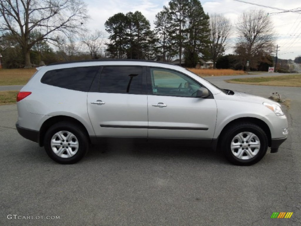 2010 Traverse LS - Silver Ice Metallic / Dark Gray/Light Gray photo #6