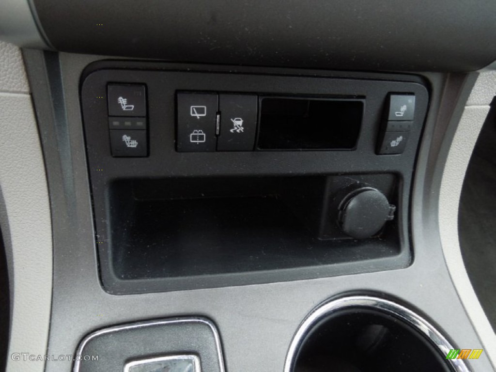 2010 Traverse LS - Silver Ice Metallic / Dark Gray/Light Gray photo #13