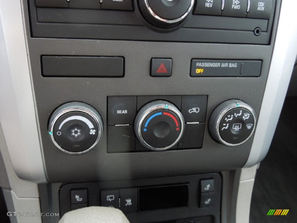2010 Traverse LS - Silver Ice Metallic / Dark Gray/Light Gray photo #14