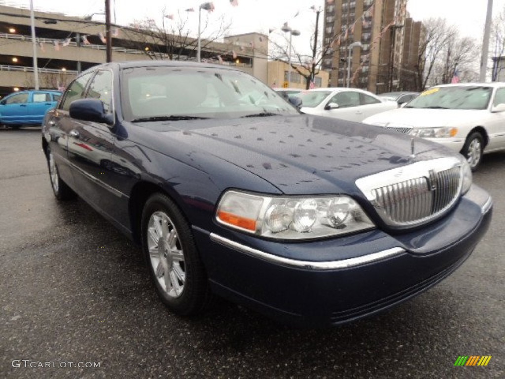 2011 Town Car Signature Limited - Dark Blue Pearl Metallic / Black photo #4