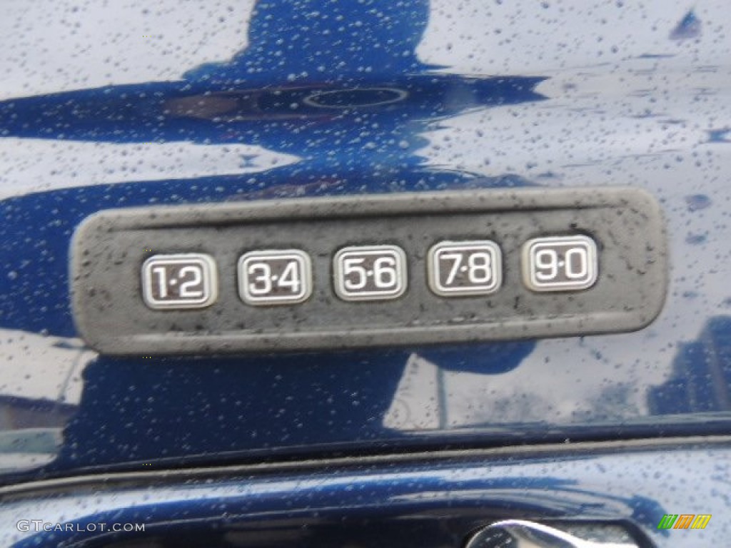 2011 Town Car Signature Limited - Dark Blue Pearl Metallic / Black photo #14